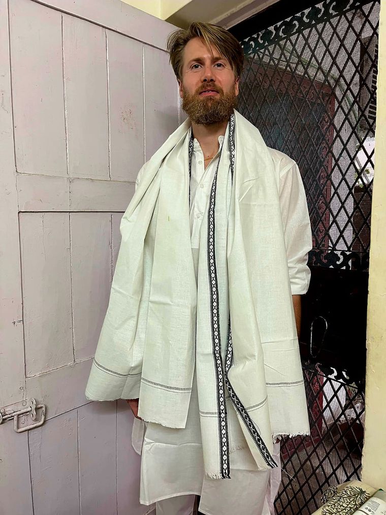 Diederik in his new white kurta with matching gamcha for the parikrama