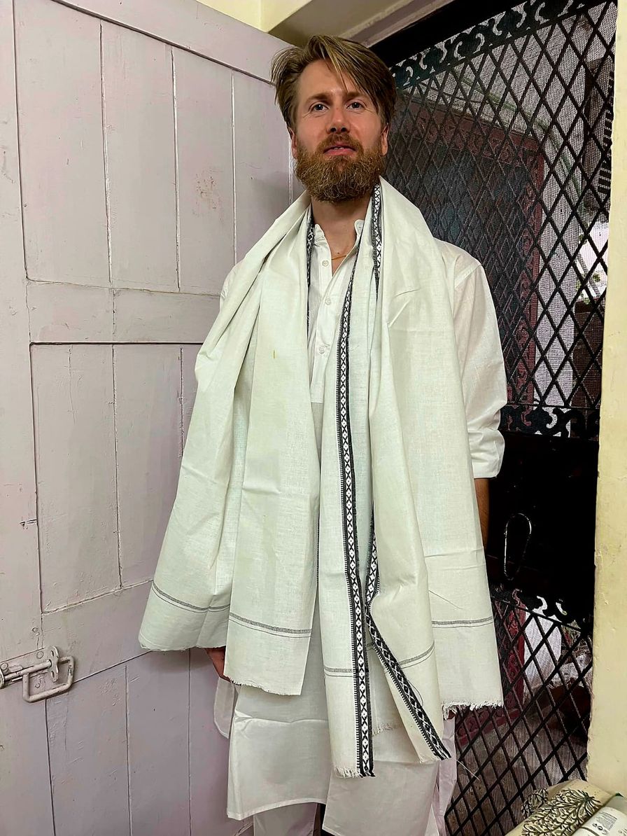 Diederik in his new white kurta with matching gamcha for the parikrama